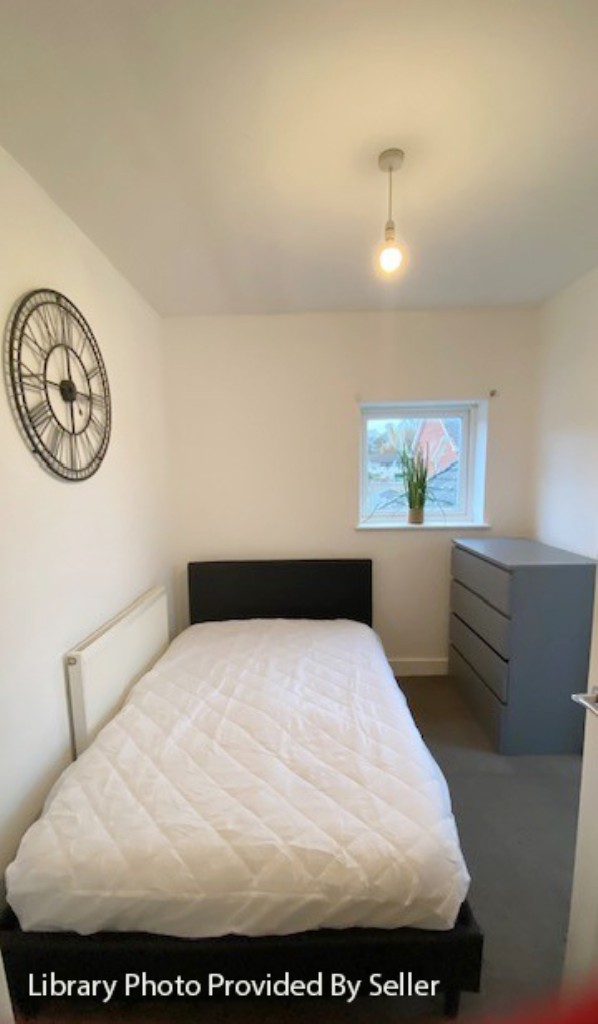 Lot: 92 - FLAT FOR INVESTMENT - Library photo provided by the seller - Bedroom prior to the tenant moving in